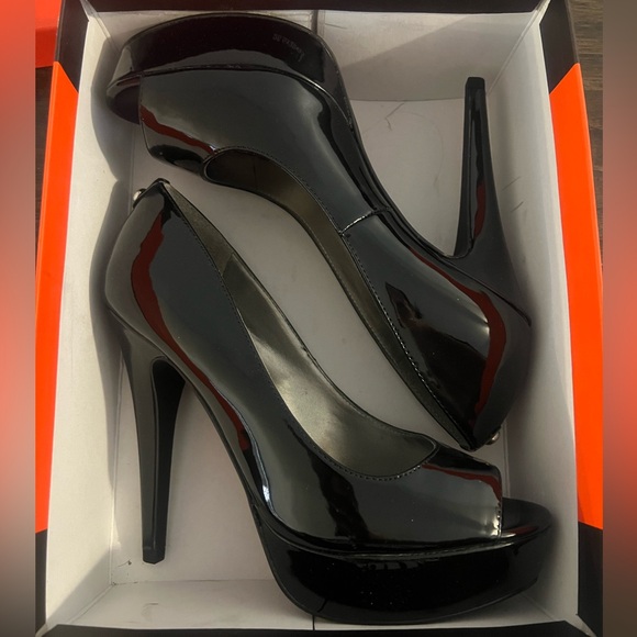 NEW GUESS Black Patent Platform Heels – Size 7 - Picture 2 of 3